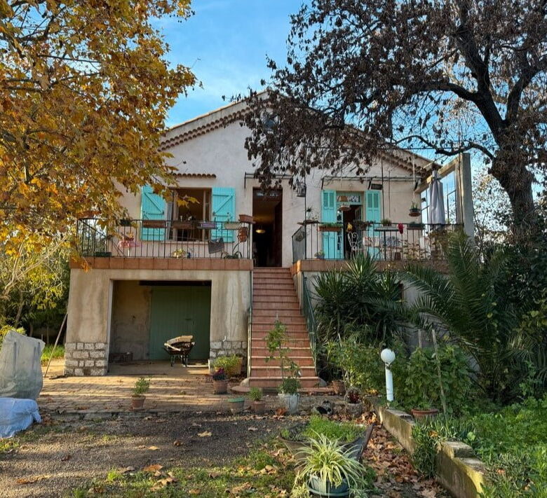 a vendre appartement a renover Aubagne haut de villa