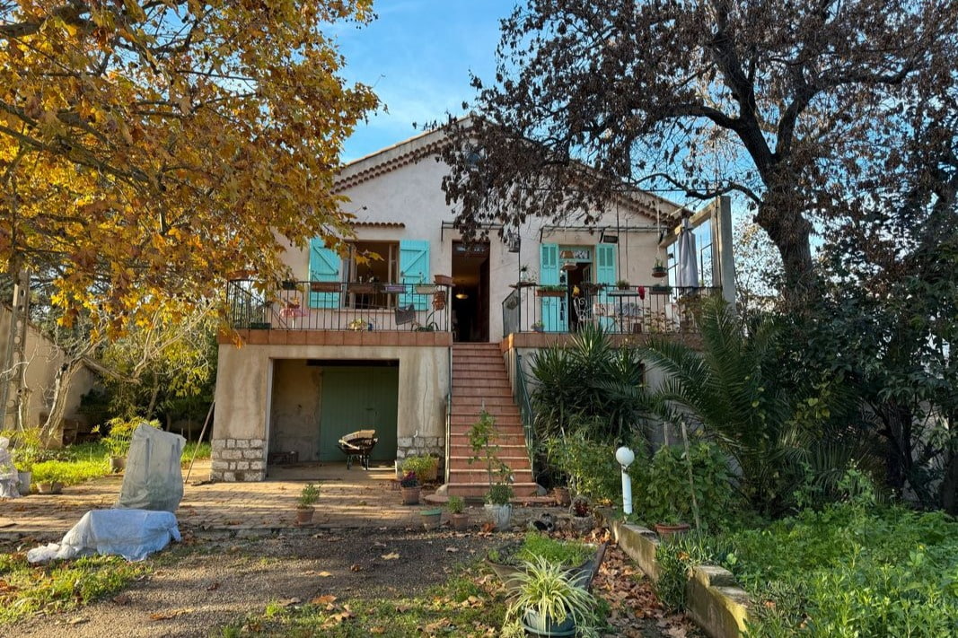a vendre appartement a renover Aubagne haut de villa
