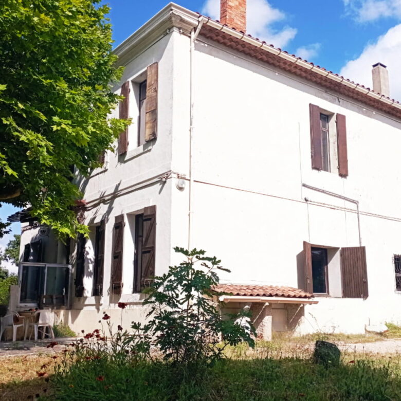 appartement à rénover av jardin bas de villa Aubagne