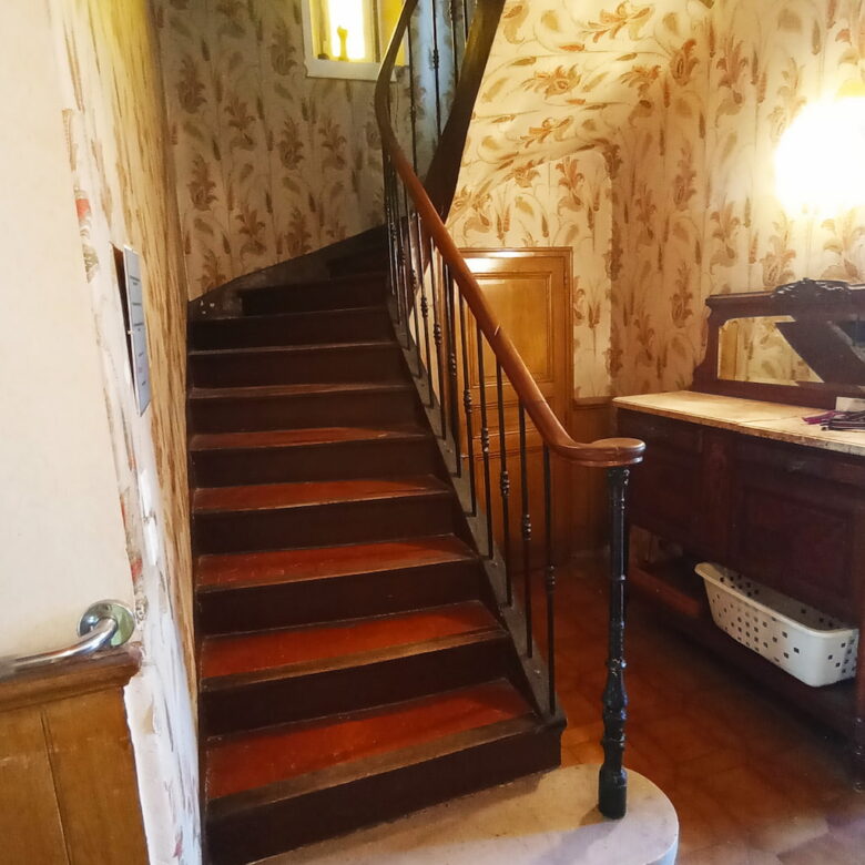maison de maitre à rénover Aubagne escalier