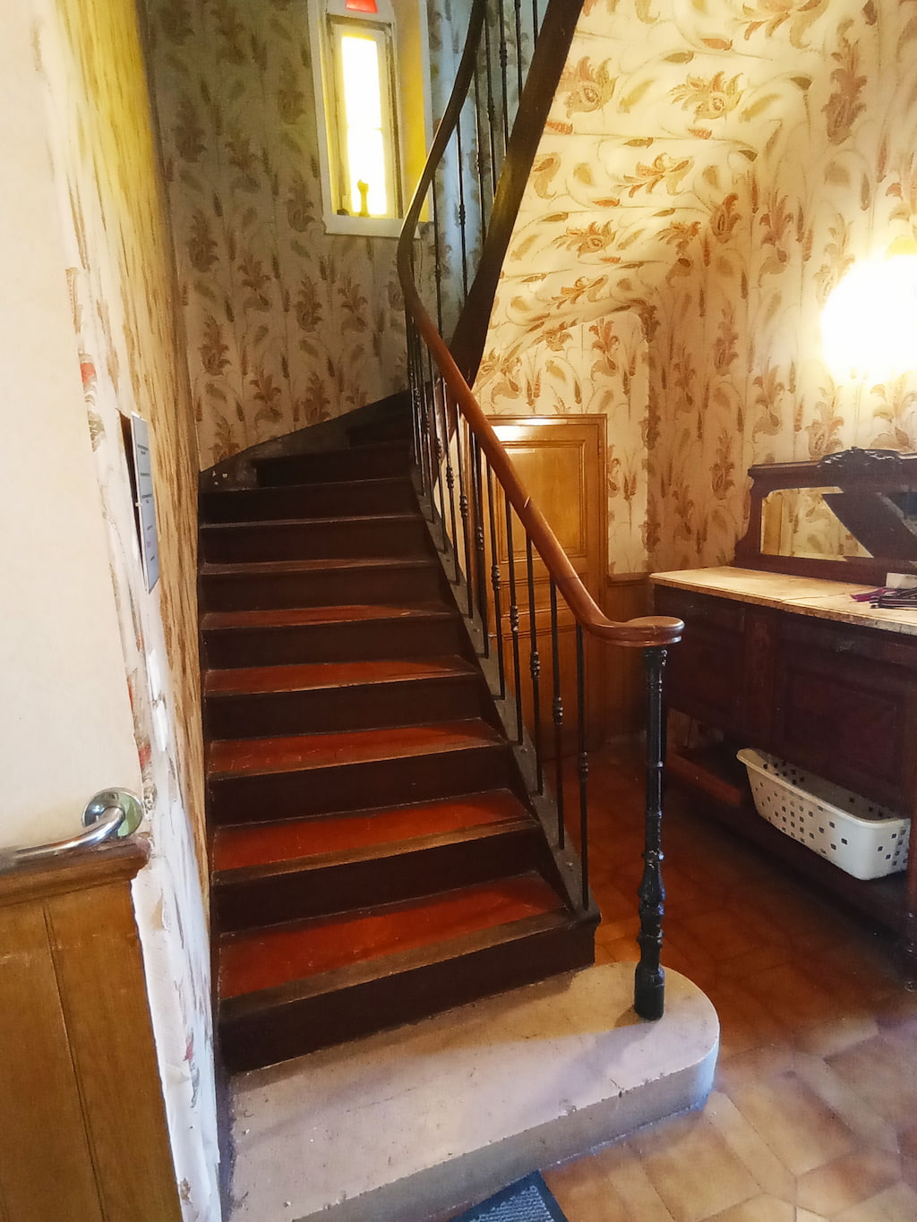 maison de maitre à rénover Aubagne escalier