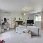 Maison à vendre Simiane Collongue 2 logements -salon 1er étage