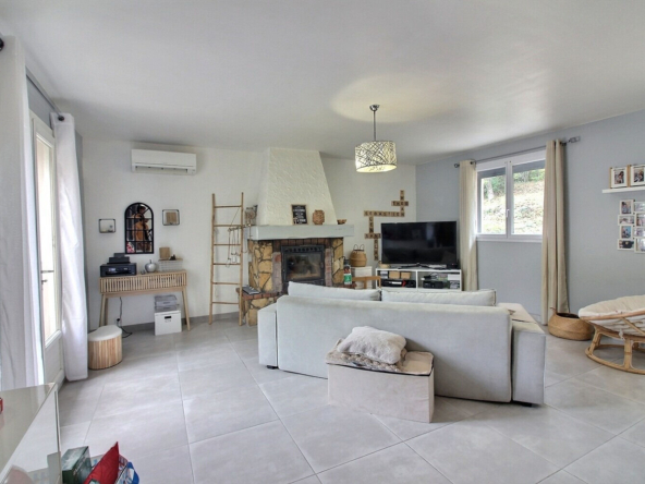 Maison à vendre Simiane Collongue 2 logements -salon 1er étage