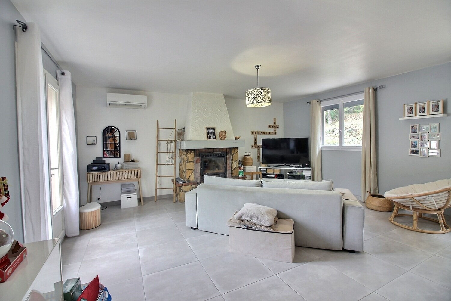 Maison à vendre Simiane Collongue 2 logements -salon 1er étage