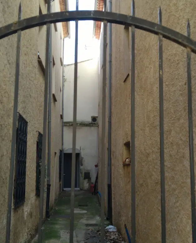 immeuble à vendre CUERS façade Est impasse