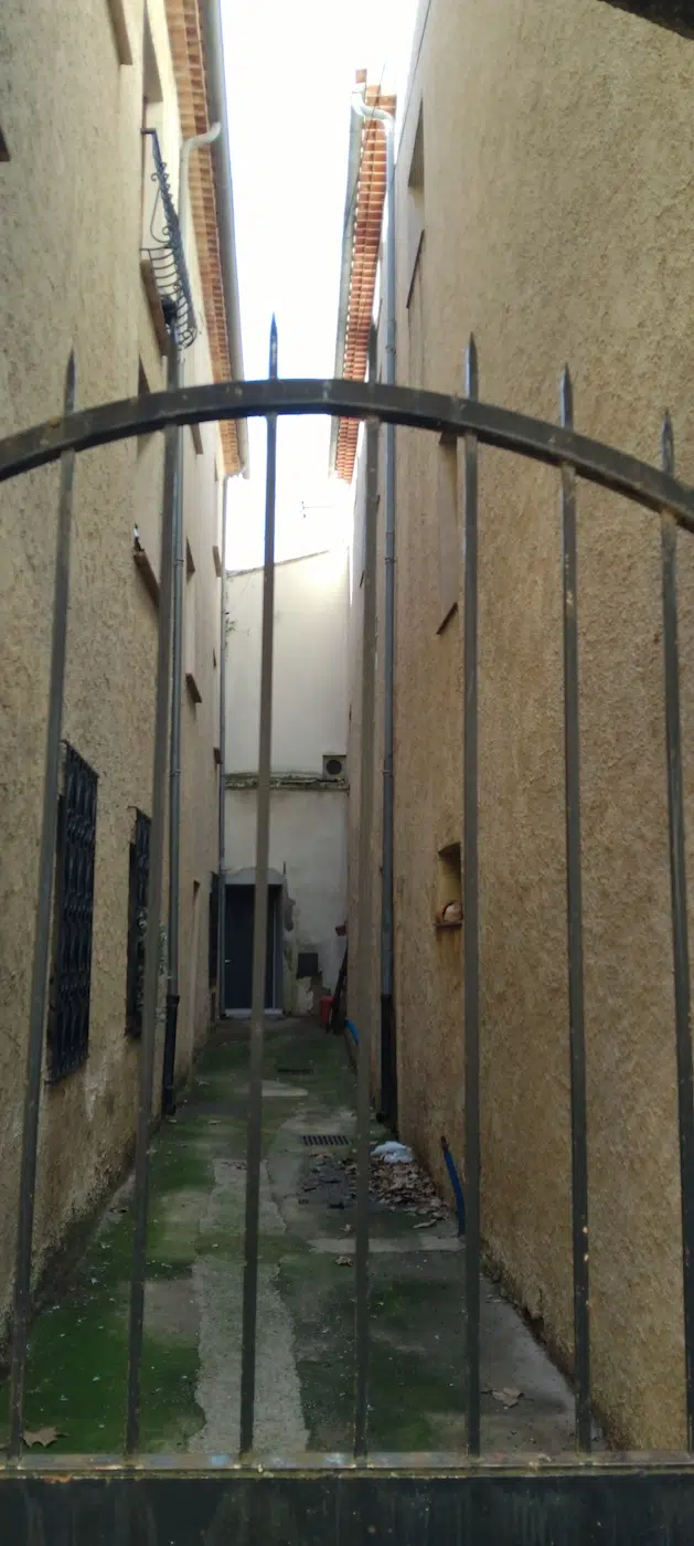 immeuble à vendre CUERS façade Est impasse