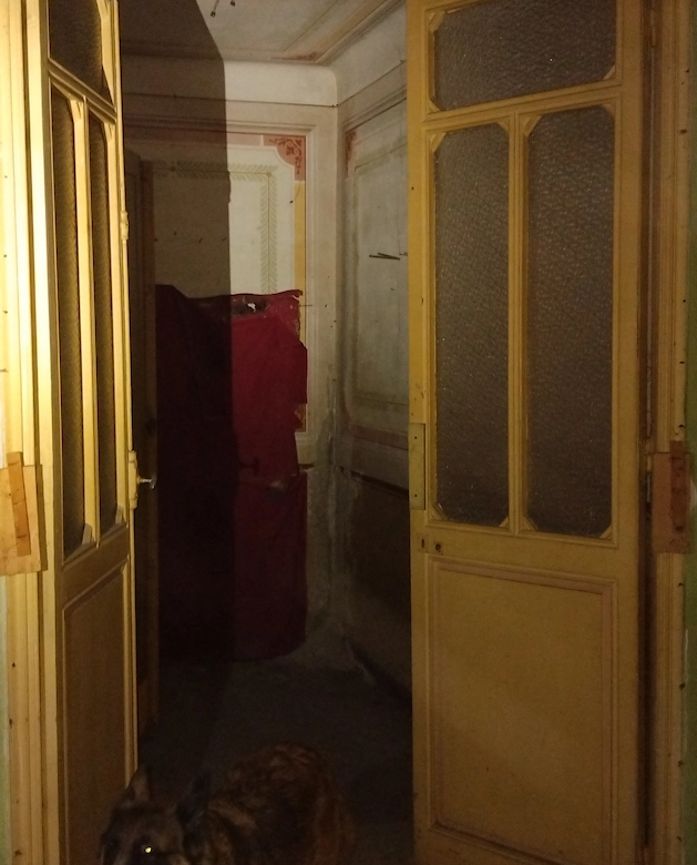 immeuble à vendre Cuers portes intérieures