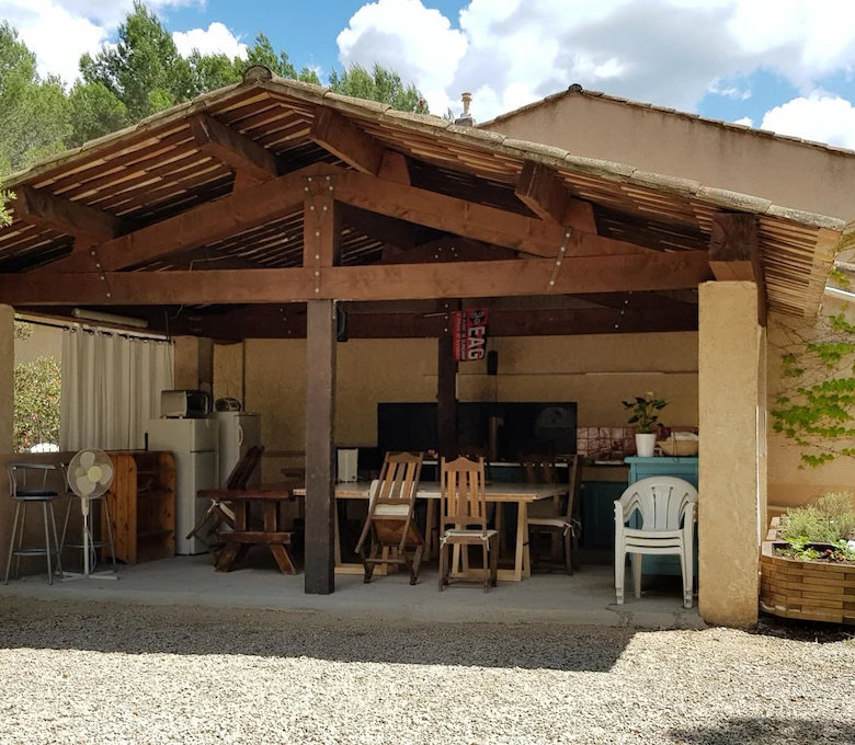 maison piscine à vendre Lambesc avec appartements cuisine été