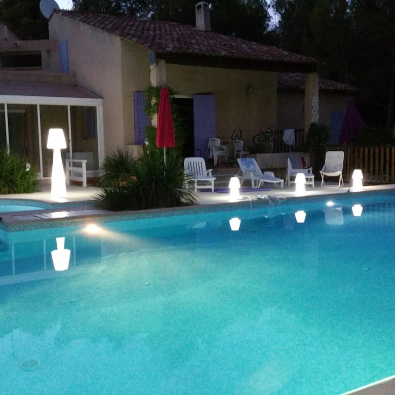 maison piscine à vendre Lambesc avec appartements piscine nuit