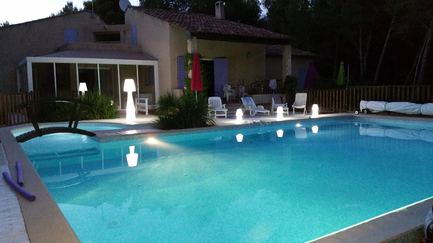 maison piscine à vendre Lambesc avec appartements piscine nuit