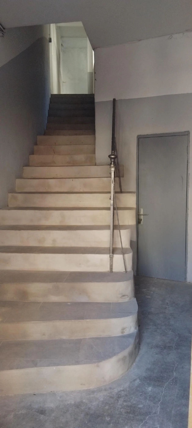 Immeuble à vendre CASSIS escalier intérieur