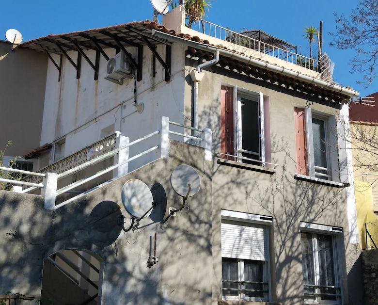 Immeuble à vendre CASSIS façade Sud avec terrasse tropézienne