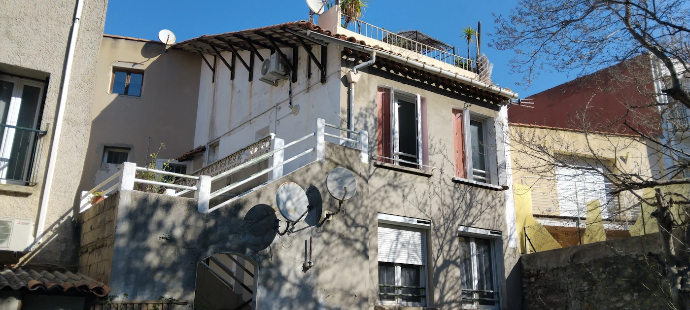 Immeuble à vendre CASSIS façade Sud avec terrasse tropézienne