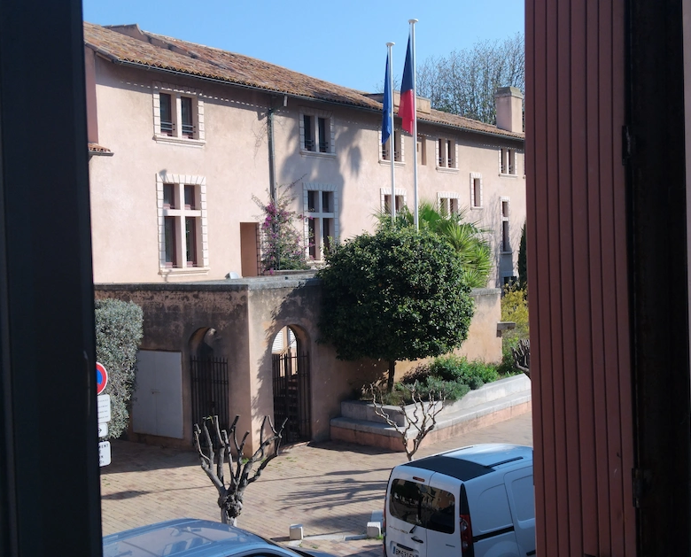 Immeuble à vendre CASSIS vue 1er etage sur mairie