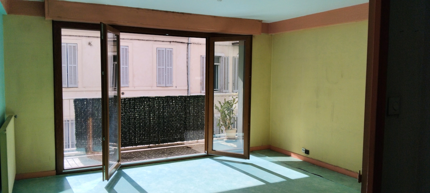 Appartement à rénover Marseille Vauban T3 séjour avec balcon ensoleillés