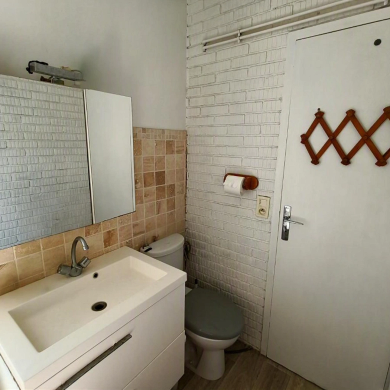 Studio à vendre Aix en Provence 25 m2 lavabo et toilettes